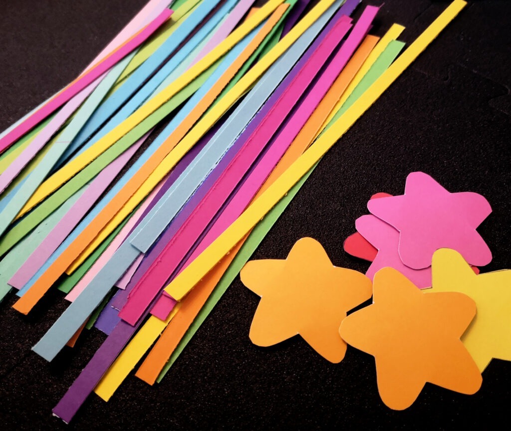 Viele bunte Papierstreifen und Sterne als Baumspitzen