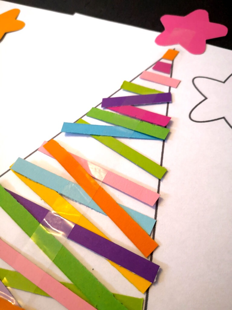 Bunte Papierstreifen werden mit Klebeband zusammengeklebt