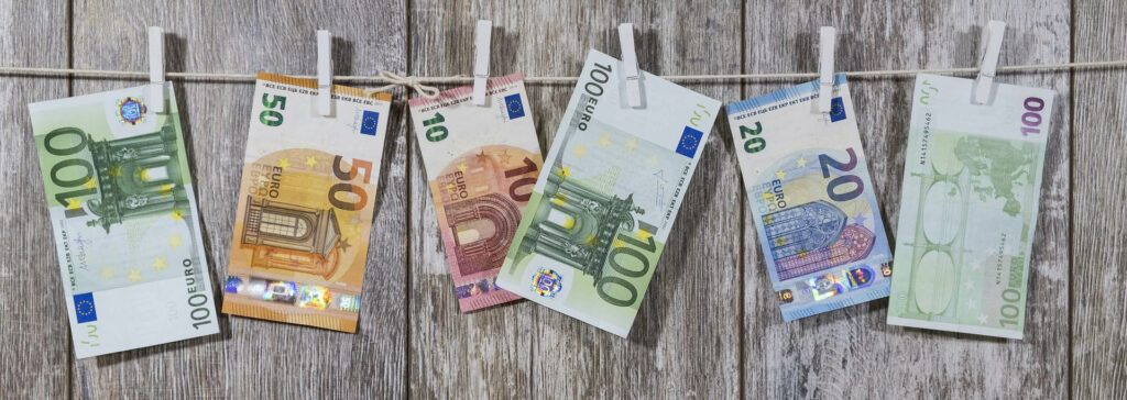 Geldscheine an Wäscheleine