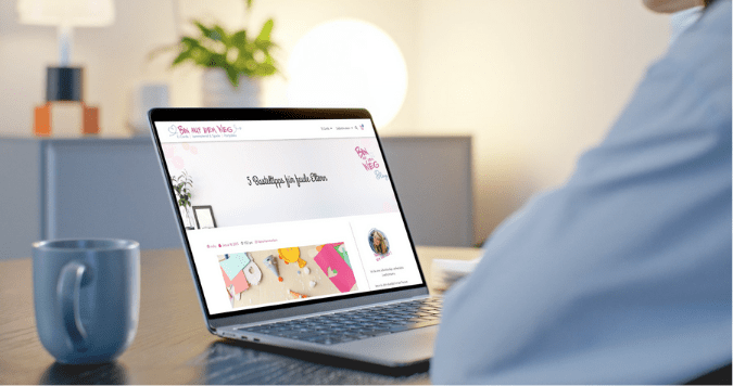 Person am Laptop vor Blogbeitrag Basteltipps für faule Eltern