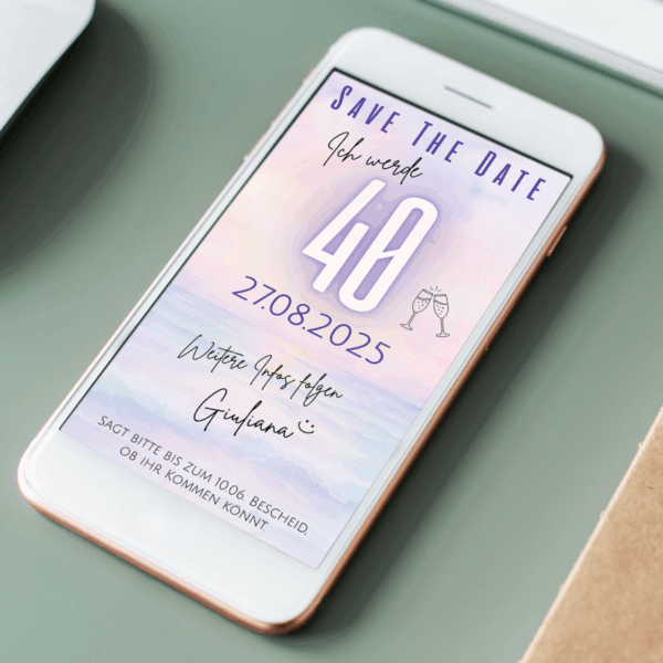 Eine Save the Date Karte liegt auf einem Tisch
