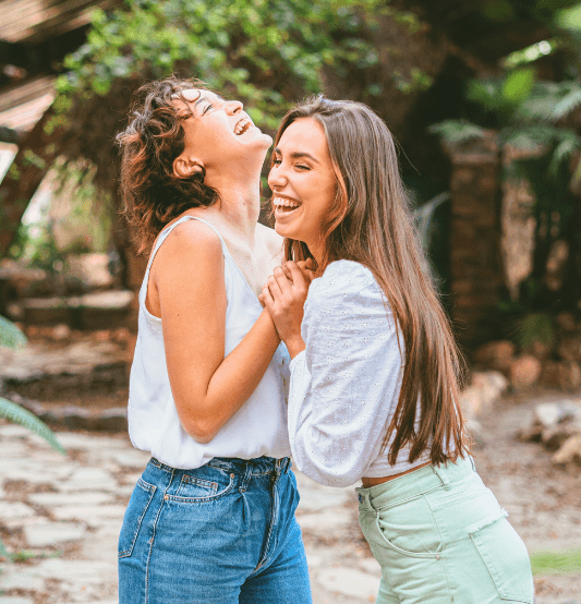 Zwei Freundinnen, die herzhaft lachen