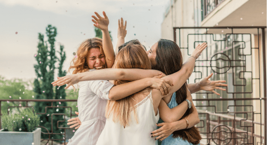 Freundinnen, die sich umarmen