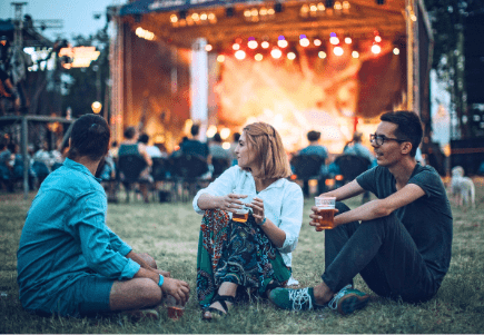 Ein Paar, welches mit Freunden ein Festival besucht, bevor es Kinder hatte